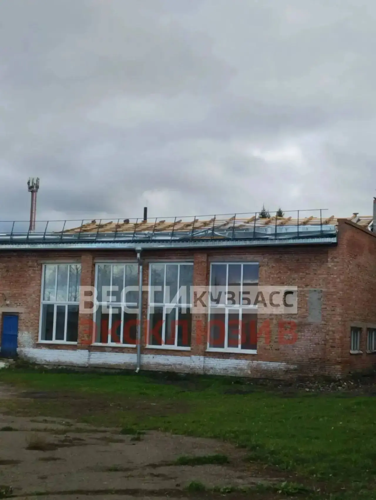 В Тяжинском округе ветром повредило крышу школы № 3