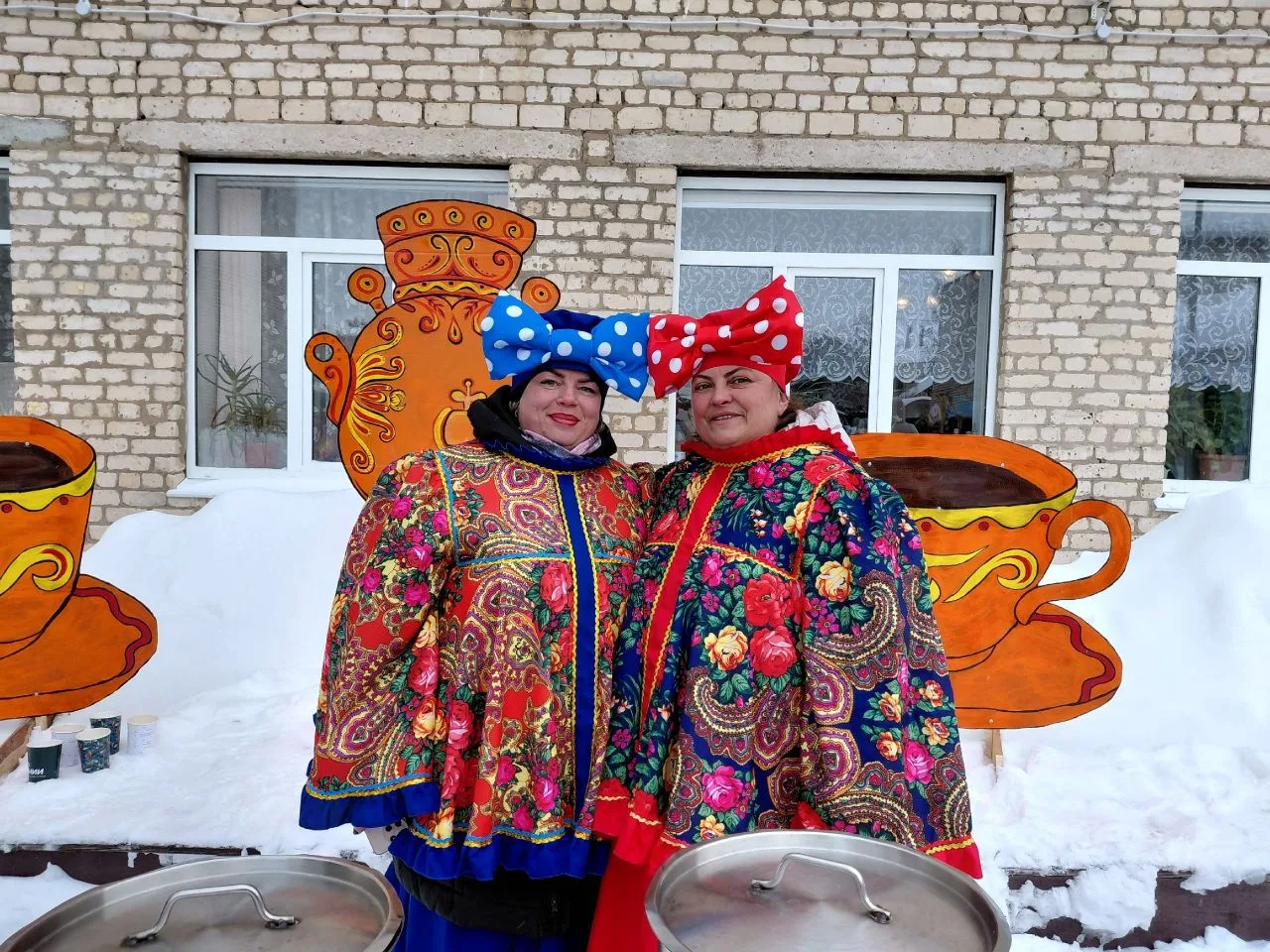 Весёлая масленица первой боровской!  Вчера школьный двор превратился в настоящую праздничную площадк