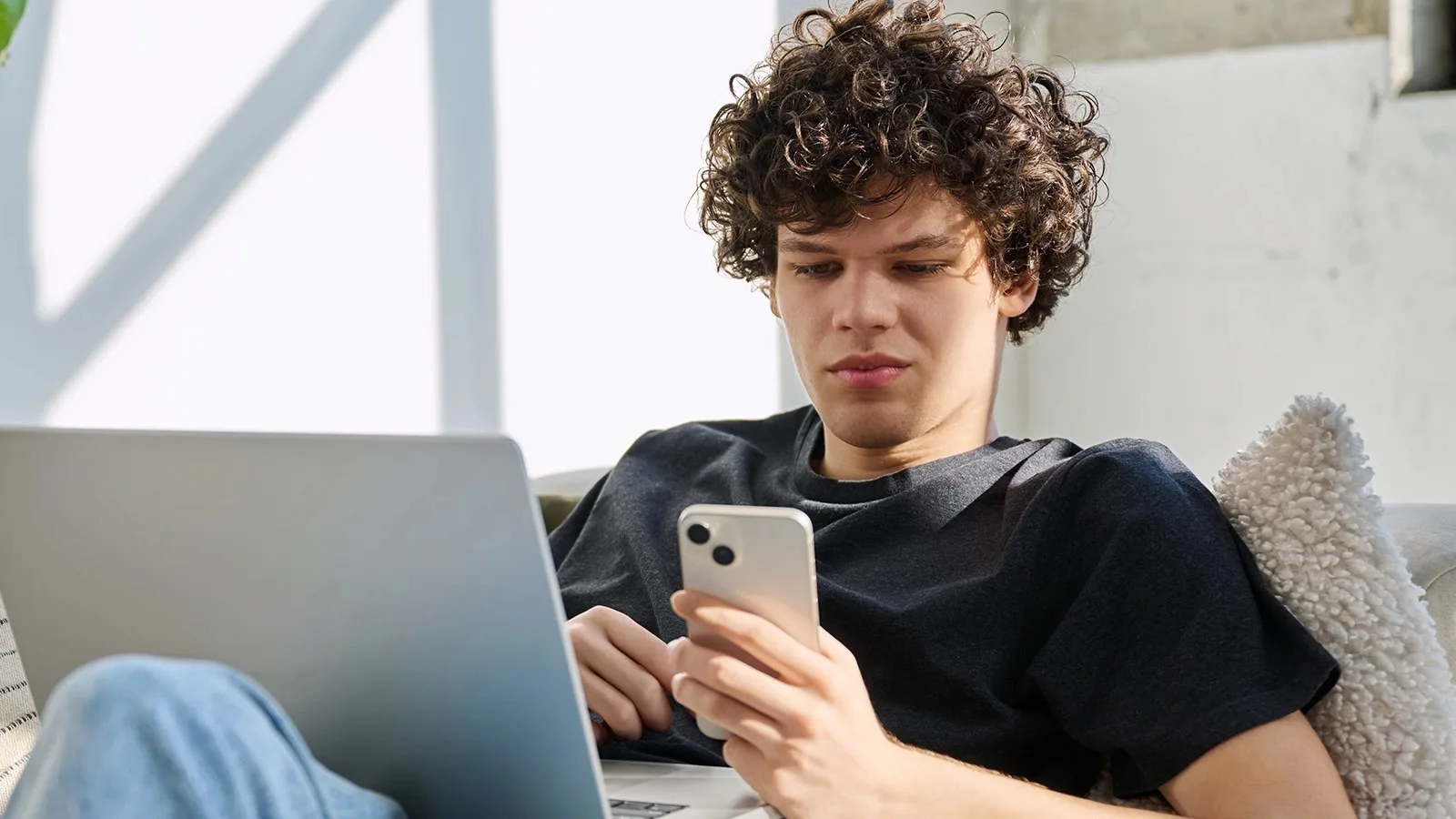 📝 Почему зумеры возвращаются к кнопочным телефонам (и причем тут СДВГ)?