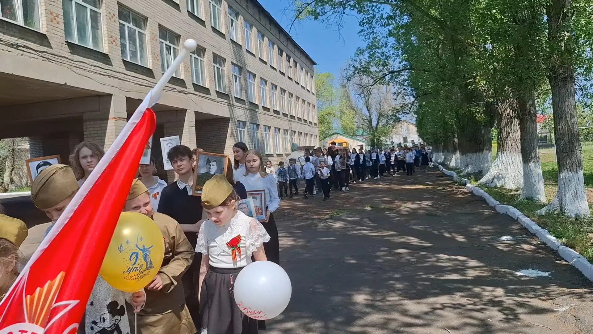 Сегодня учащиеся нашей школы приняли участие во всероссийской акции «Бессмертный полк», чтобы почтит