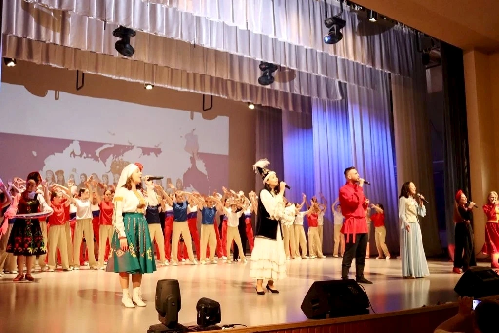 Фото смотрите на нашем сайте 👉 https://dkradula.ru/12-iyunya-den-rossii/
🇷🇺12 июня во Дворце куль
