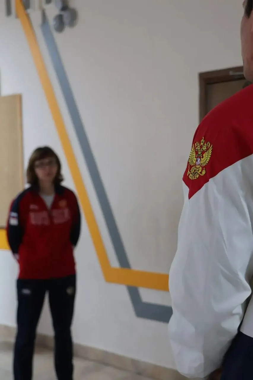 🌸 В нашей школе прошла весенняя зарядка с участием всей прекрасной половины педагогического коллекти