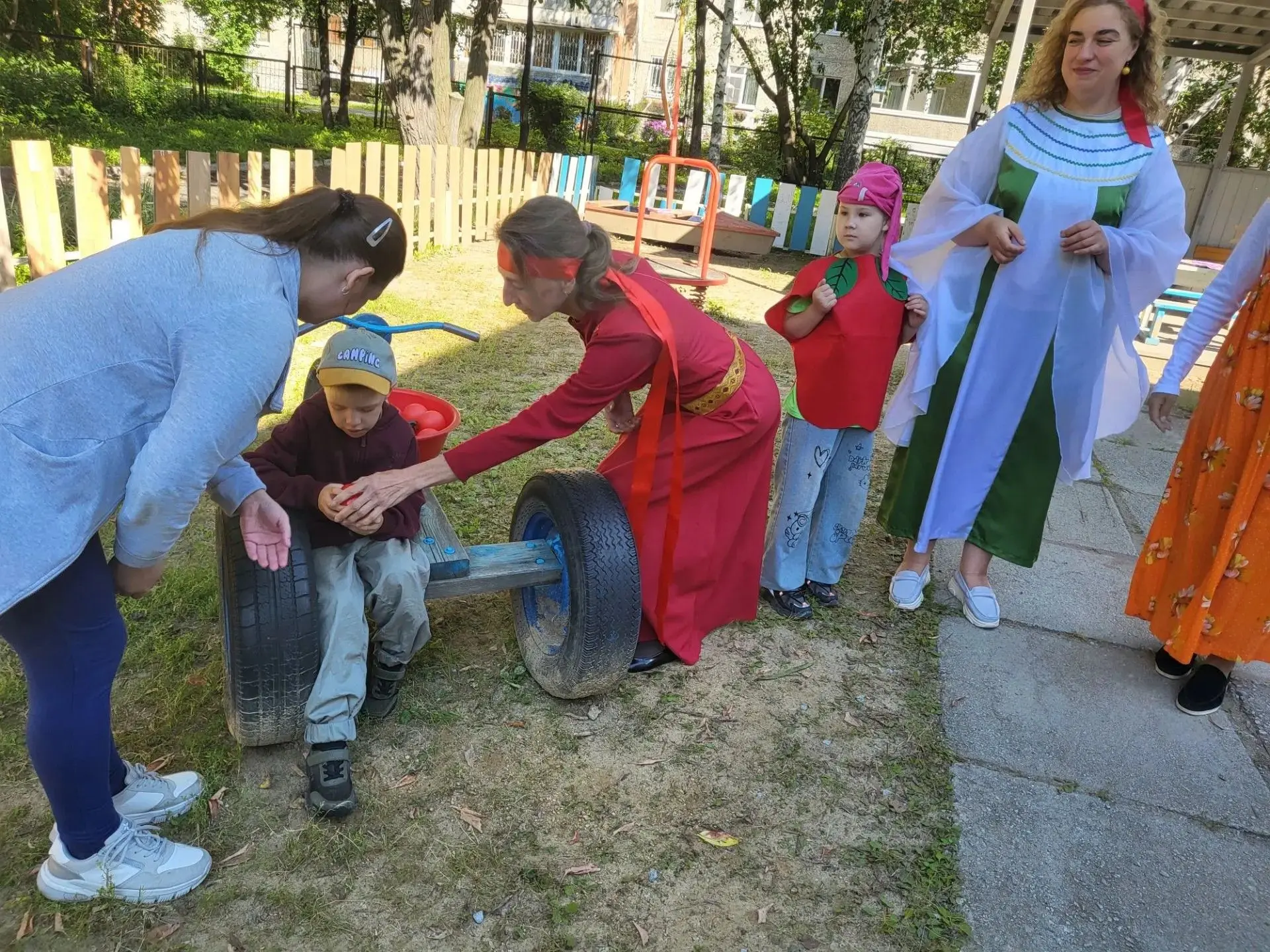 Сегодня в нашем детском саду состоялся праздник «Яблочный спас»! Ребята пели весёлые пе...