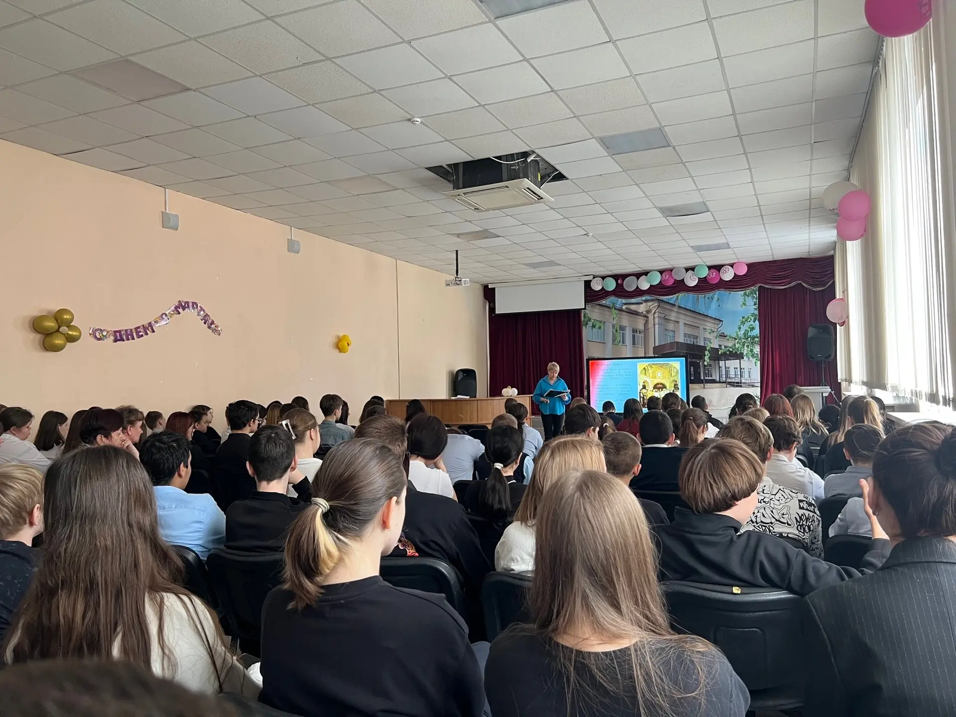 В этом году наша страна празднует 12 годовщину важного события новейшей истории – воссоединения полу