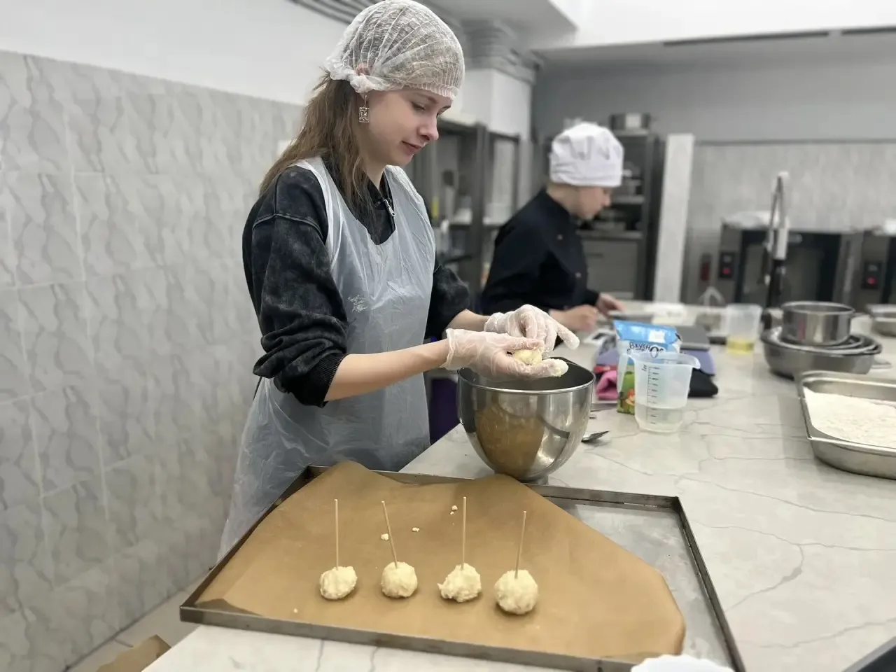ВКУСНАЯ ПРОФЕССИЯ  Сегодня учащаяся 9 «А» класса Виктория У. посетила профпробу «Вкусная профессия» 