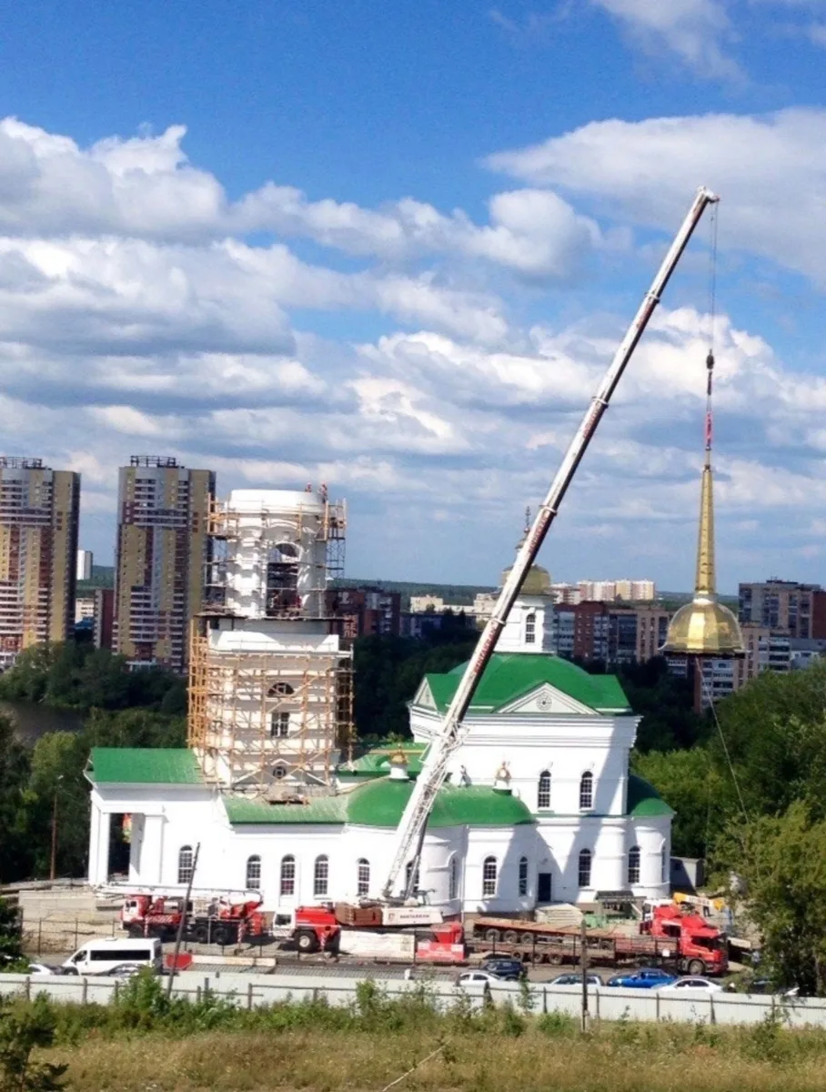 Монтаж шпиля на колокольню Казанского храма в Нижнеисетске. Кто знает, какой это был год?
