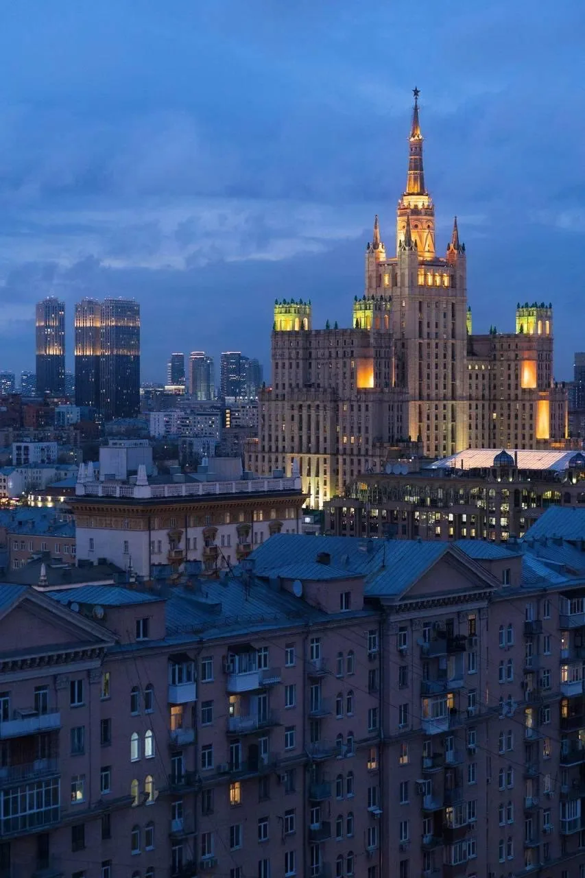 Продолжаем рубрику #Фотографы_Москвы — и сегодня у нас подборка от архитектурного фотог...