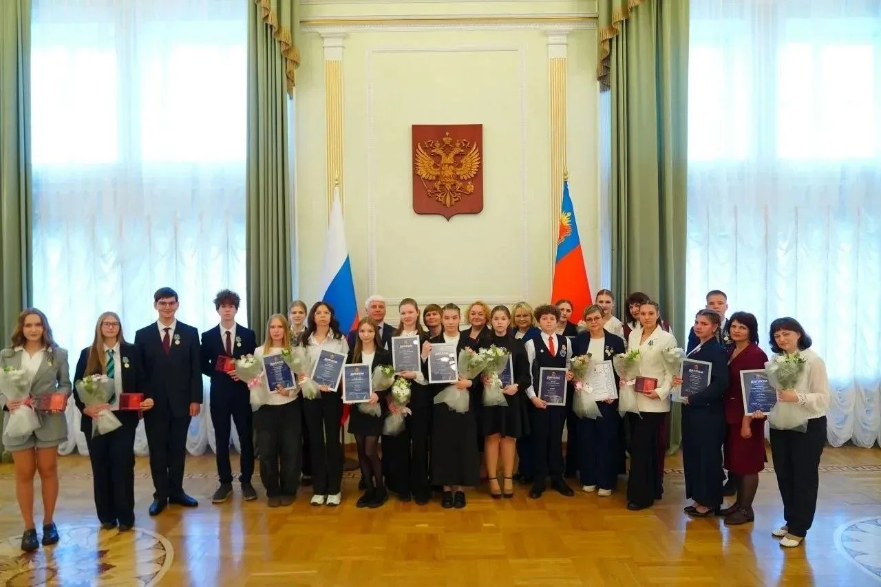 В преддверии Международного дня защиты детей Губернатор Кузбасса Илья Владимирович Середюк вручил 15