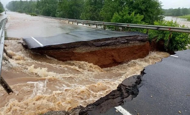 В Кировской области размыло дорогу из-за потока воды

В Фаленском районе Кировской области у деревни