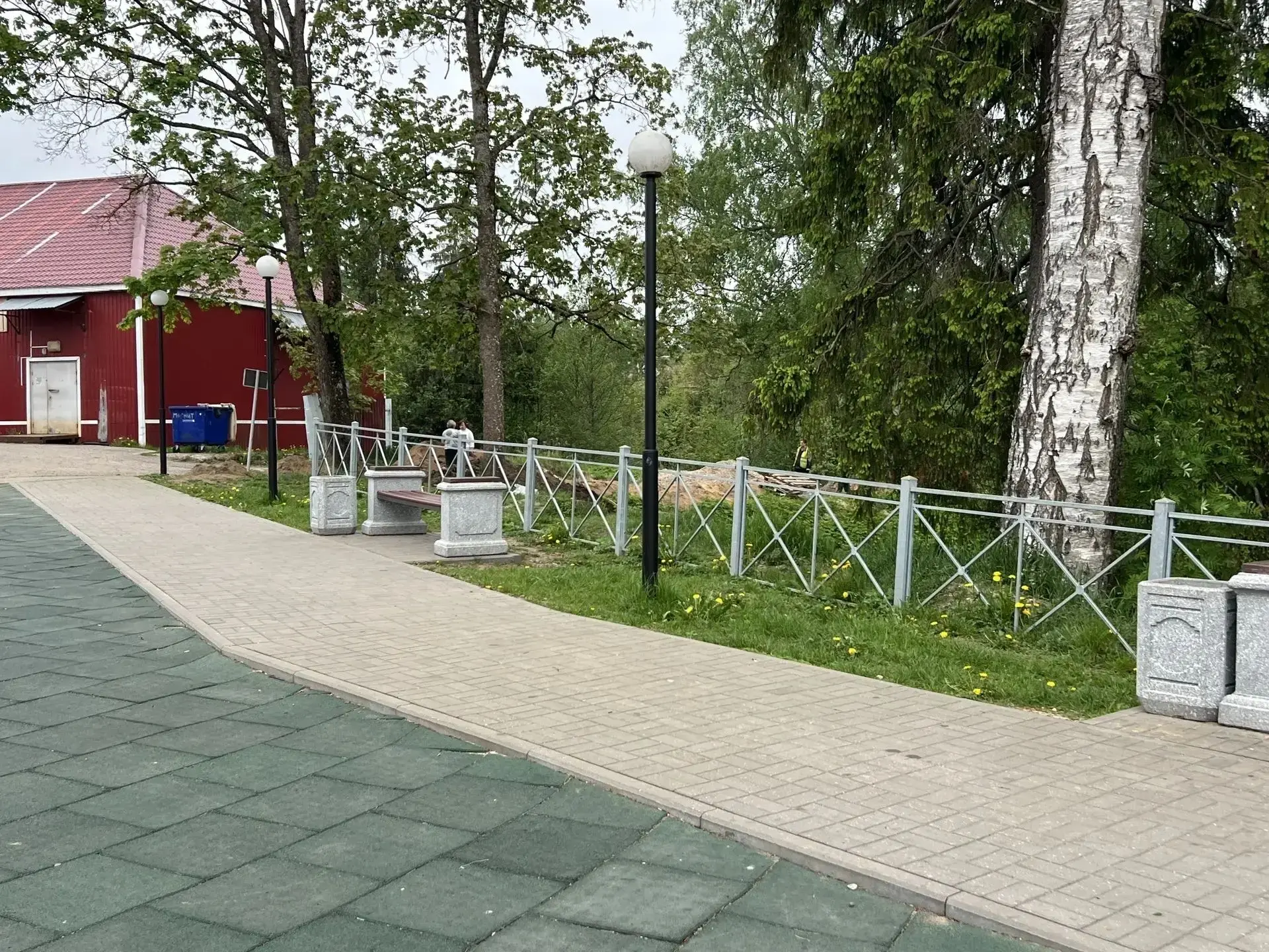 Третий этап благоустройства реализуется на набережной реки Щировки в Стругах Красных  Рабочую поездк