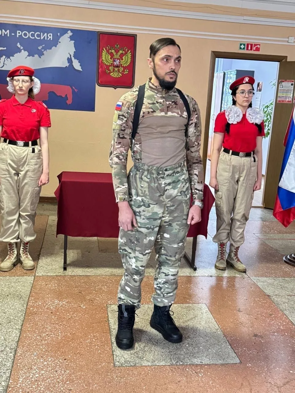 🇷🇺Главным и важным событием этой недели стало торжественное открытие "Парты Героя" в МБОУ СОШ13.    