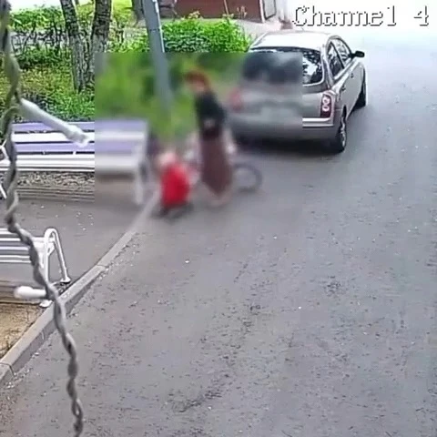 Вся Москва в шоке от этой ситуации

Мамаша поставила сына на колени, заставила извиняться и целовать