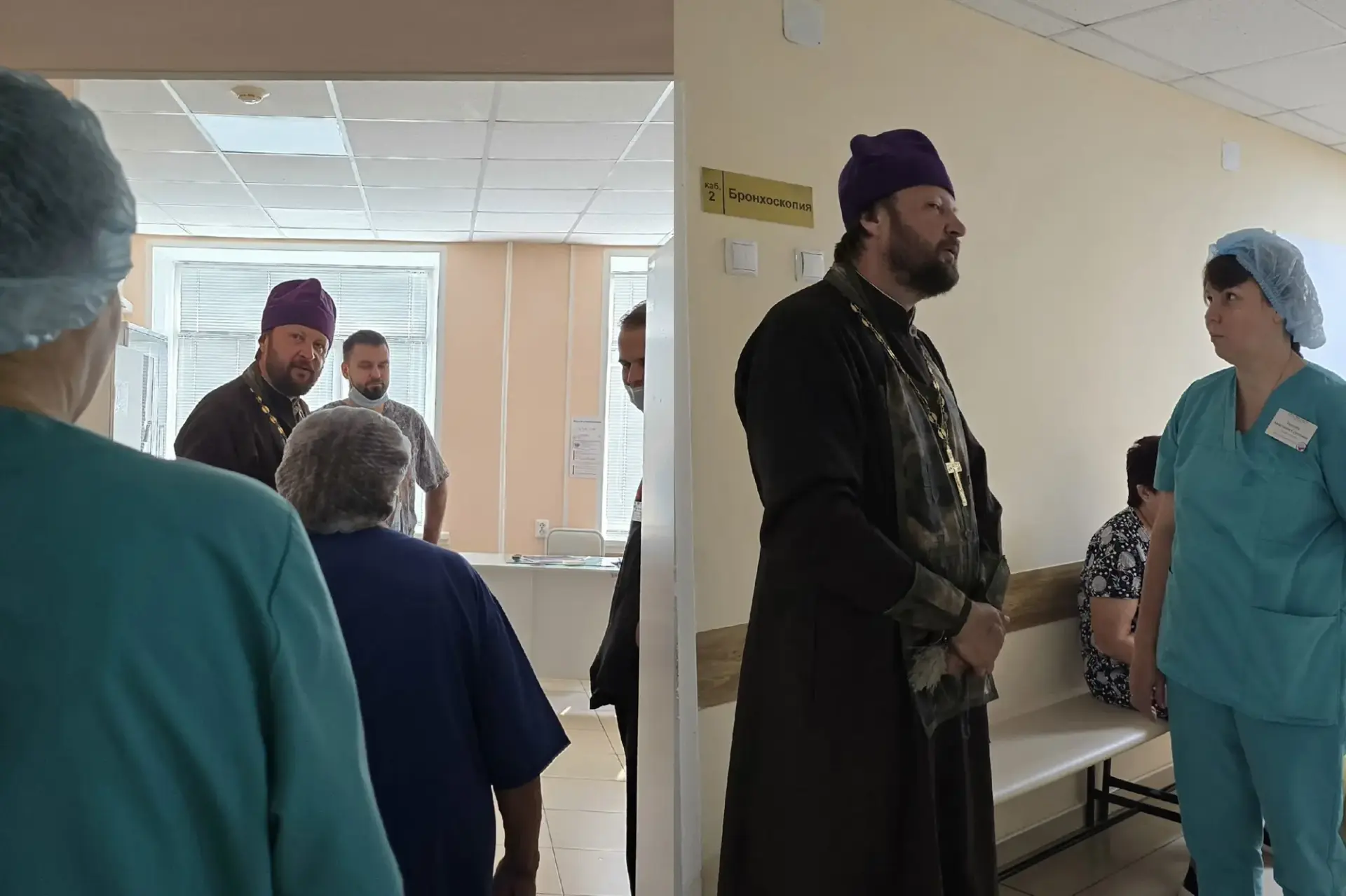 Священник посетил Красноярскую межрайонную клиническую больницу скорой медицинской помощи