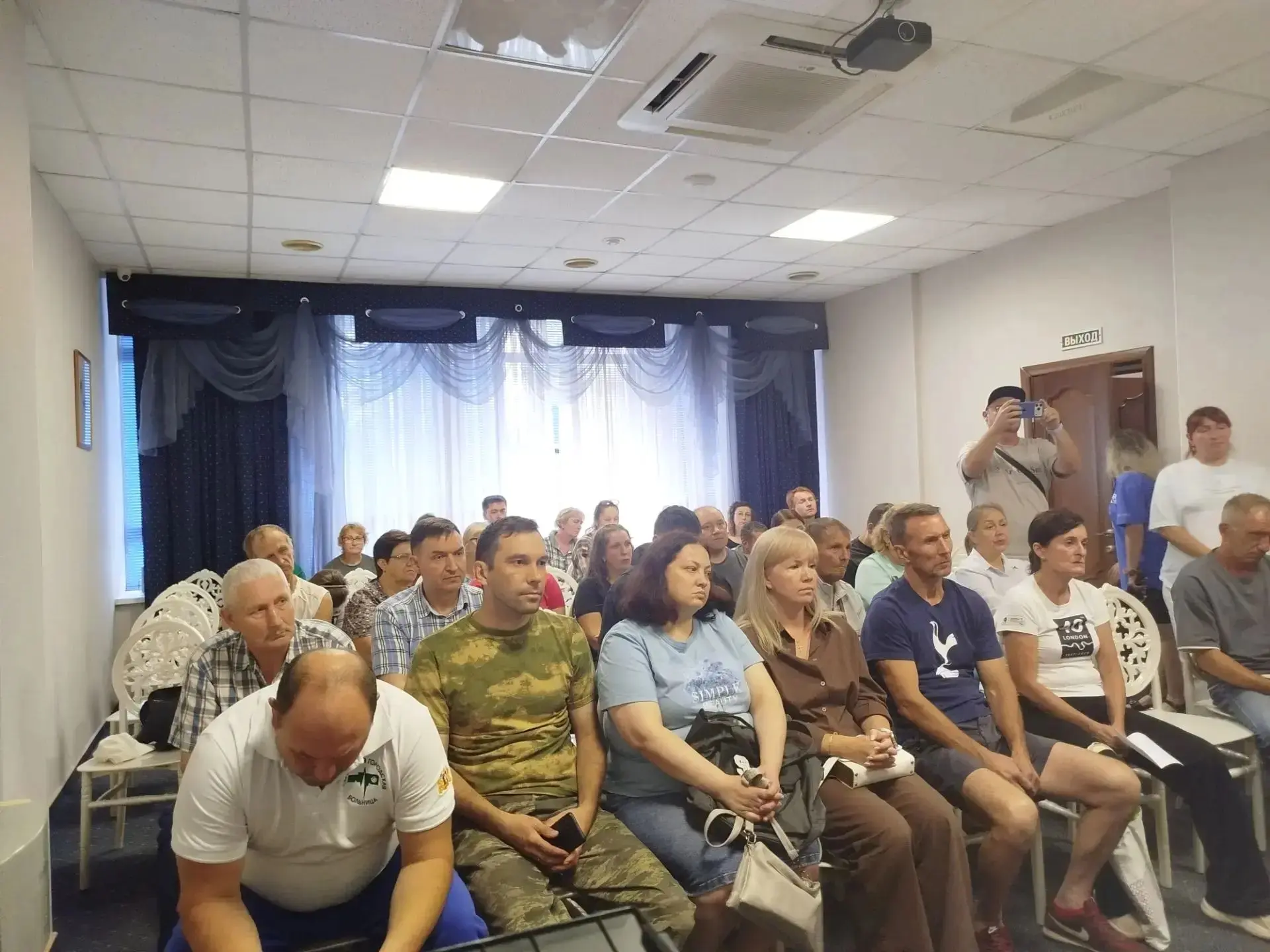 Провёл встречу с жителями, чьи дома и приусадебные участки пострадали в результате паво...