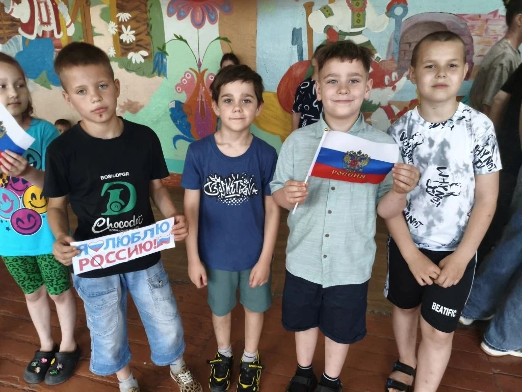 День восьмой пришкольного лагеря «Солнышко» 🌞
Девиз дня: «Мы — патриоты!» 🇷🇺
Восьмой день в нашем
