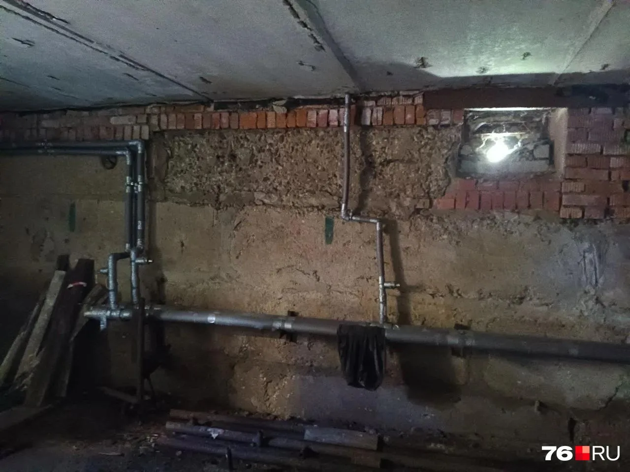 Жильцы дома на проезде Матросова, 1 в Ярославле страдают от сырости в квартирах. Кирпич...