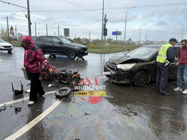 Омич на электровелосипеде попал в жёсткую аварию у G-drive Арены