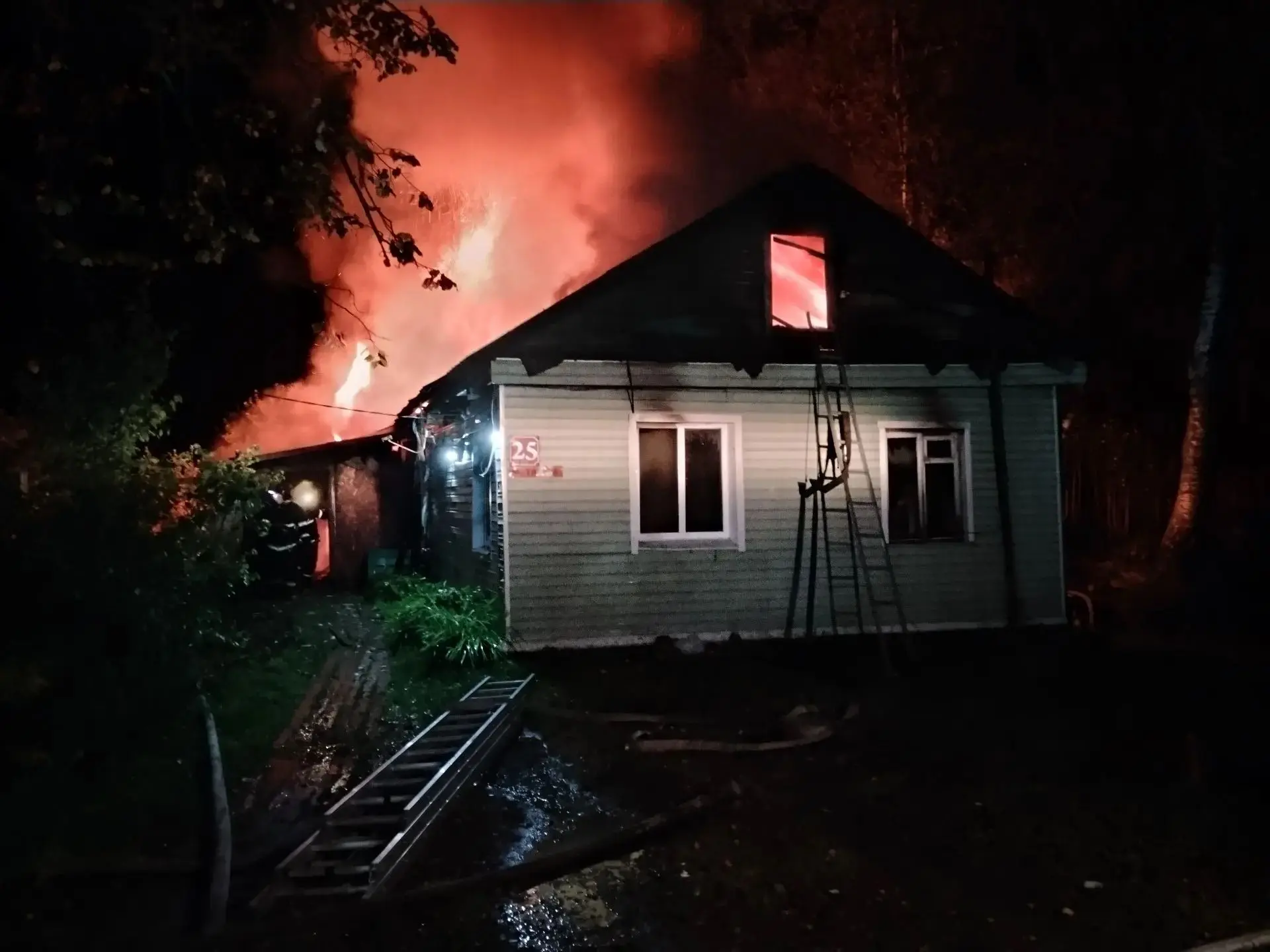 🔥 Олонецкие огнеборцы ликвидировали пожар в частном доме