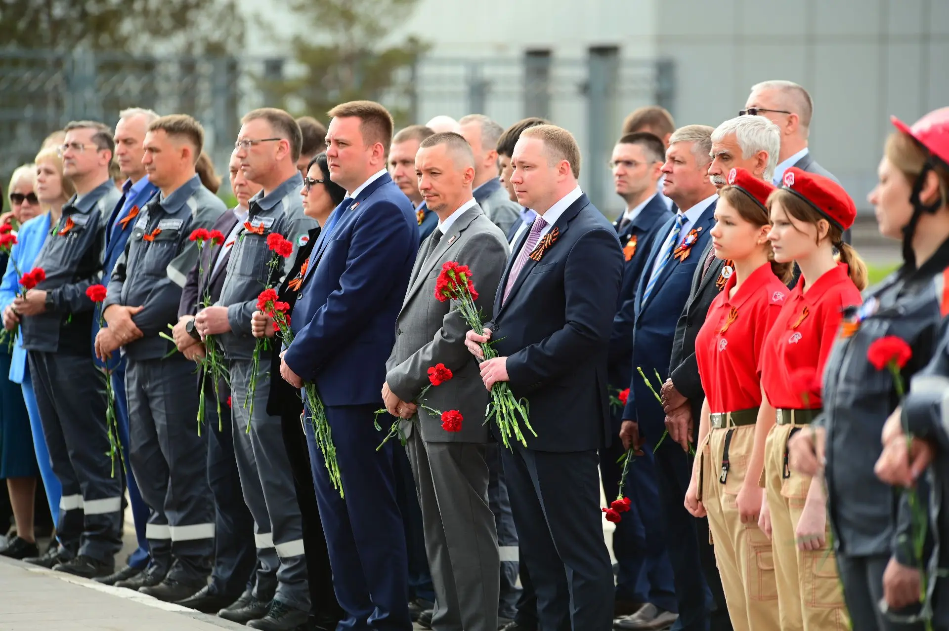 Накануне 9 Мая у центральной проходной Уральской Стали прошёл торжественный митинг. Ветераны предпри