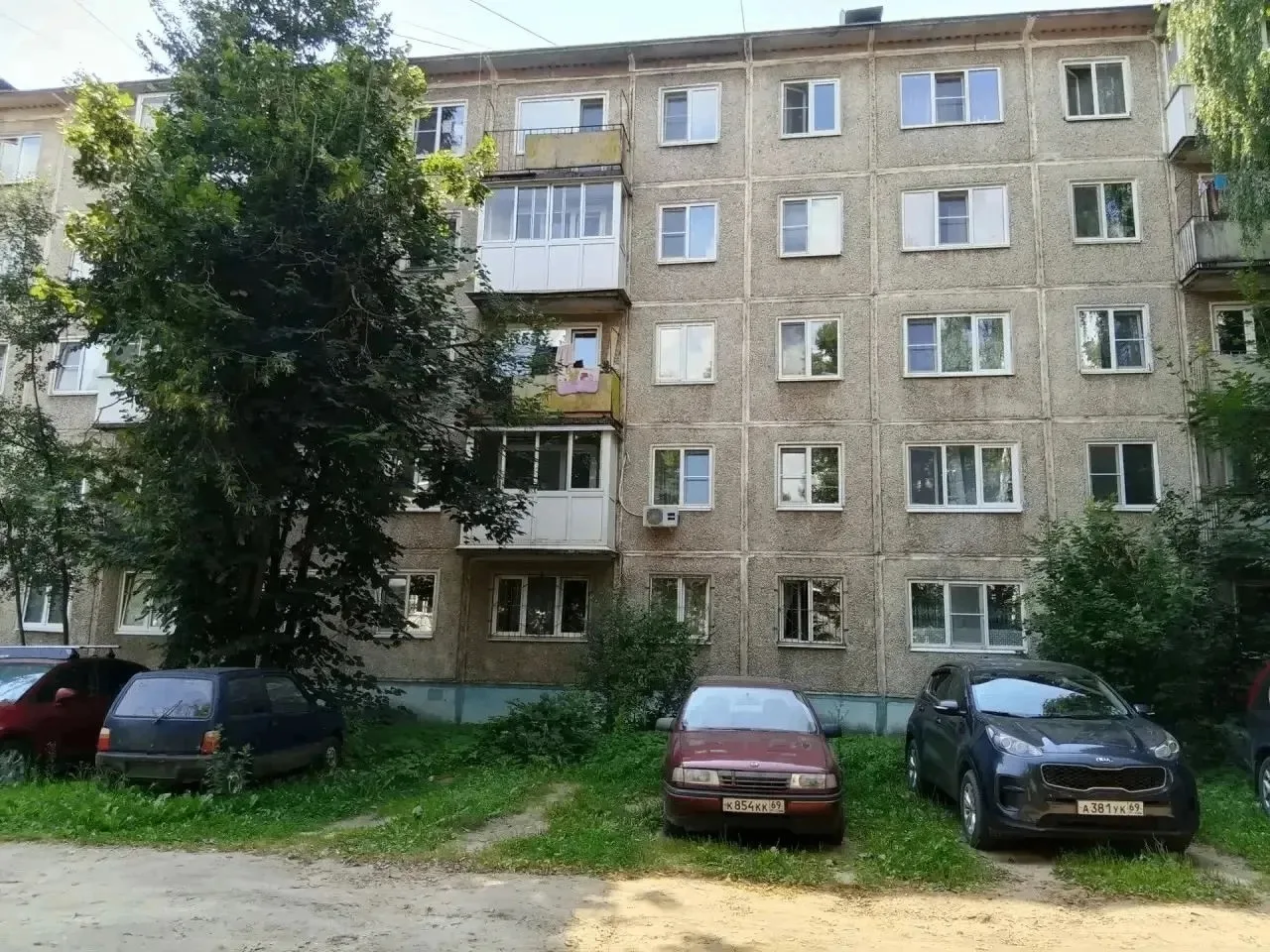 В Твери из окна квартиры на третьем этаже выпал полуторагодовалый ребенок 

Малыш с травмами доставл
