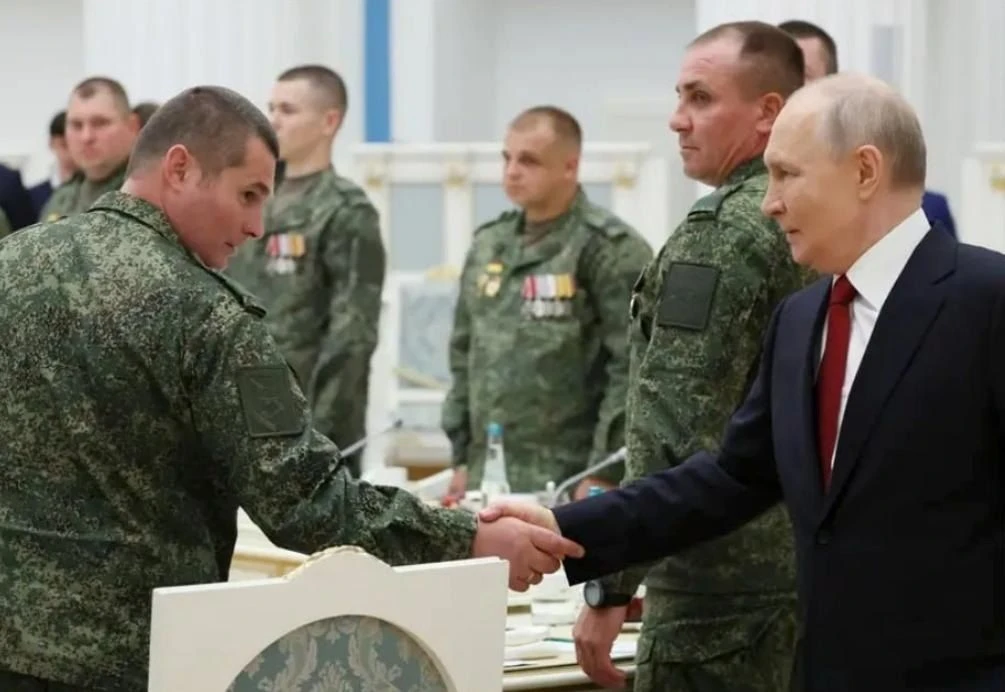 Верховный встречался со штурмовиками

Пацаны тут прочитали, что Верховный в День России встречался с