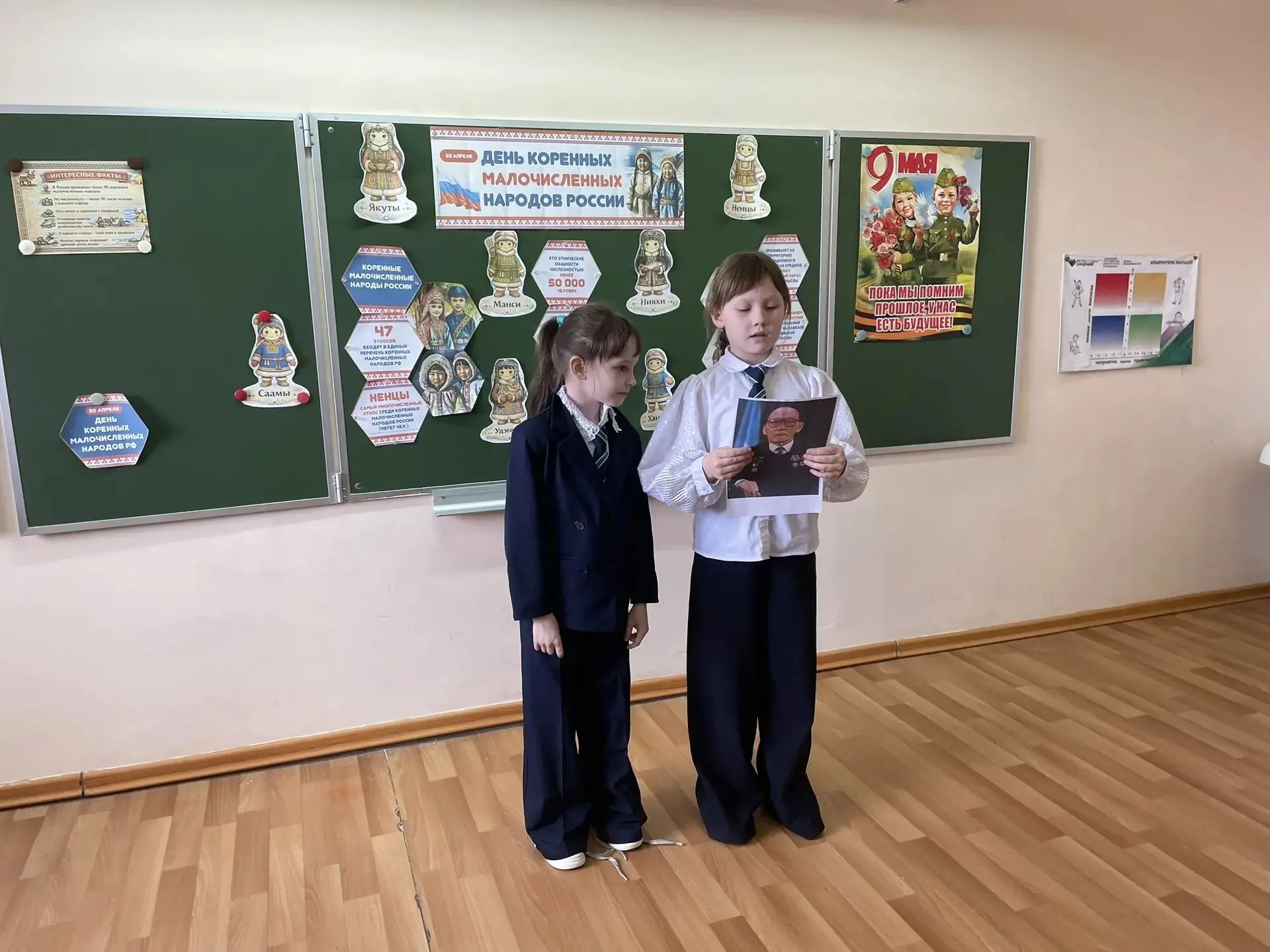 Ученики 2 «В» класса провели важное мероприятие! Ребята выступили перед одноклассниками с портретами