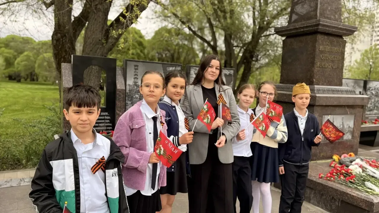 🕊️Память, воплощённая в красных гвоздиках  Ученики 2 «Г» и 3 «Г» классов приняли участие в патриотич