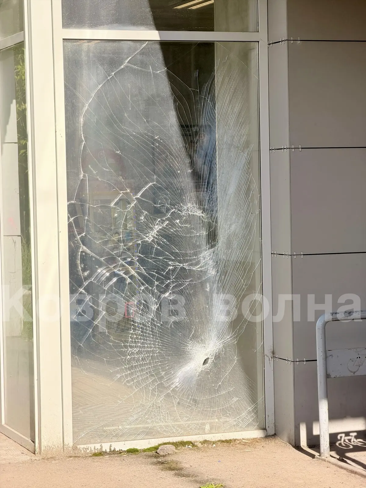 НА УЛИЦЕ ВОСТОЧНОЙ СТЕКЛО МАГАЗИНА ПЯТЕРОЧКИ НЕ ВЫДЕРЖАЛО НАПРЯЖЕНИЯ ГОРОДСКОЙ ЖИЗНИ ‼️...