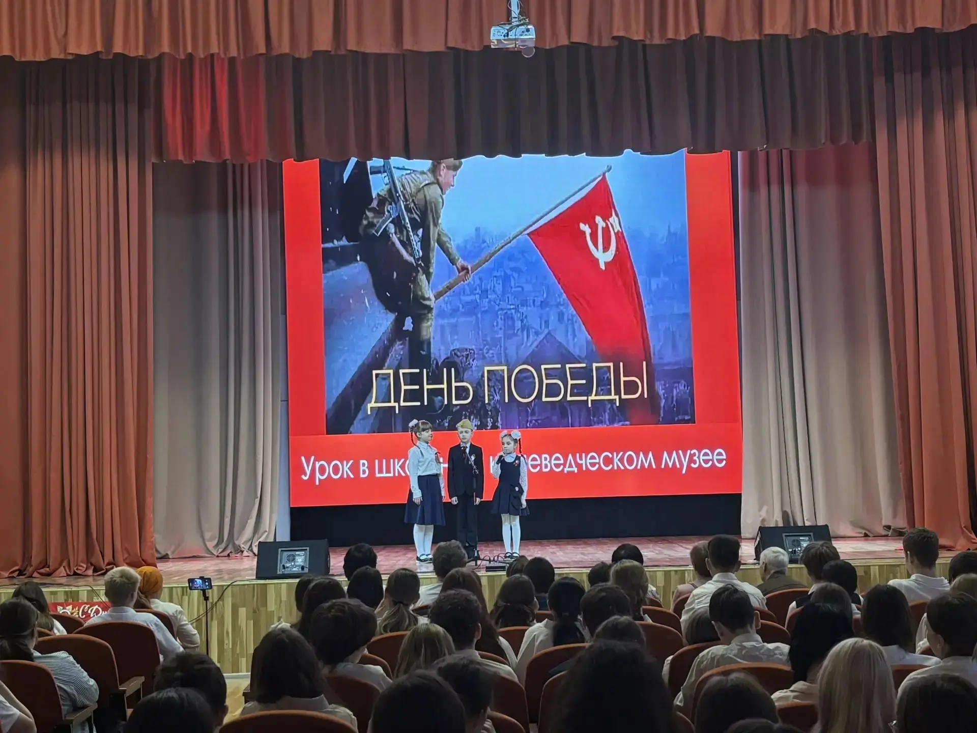 Акция «Стихи Победы» 🕊️📖  В эти трогательные майские дни в нашем лицее звучат особенные строки — пос