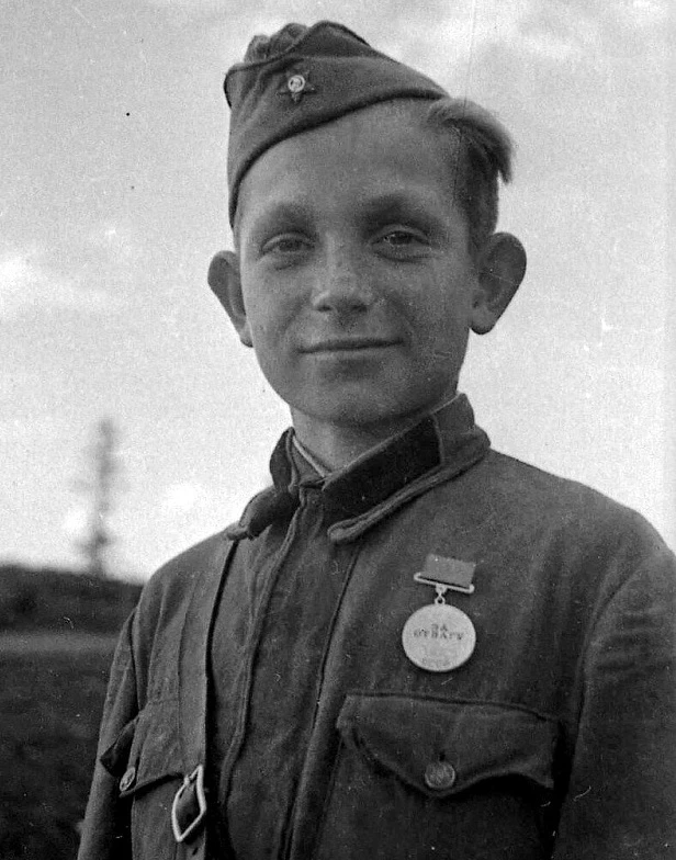 13-ЛЕТНИЙ РАЗВЕДЧИК, НАГРАЖДЁННЫЙ МЕДАЛЬЮ «ЗА ОТВАГУ»