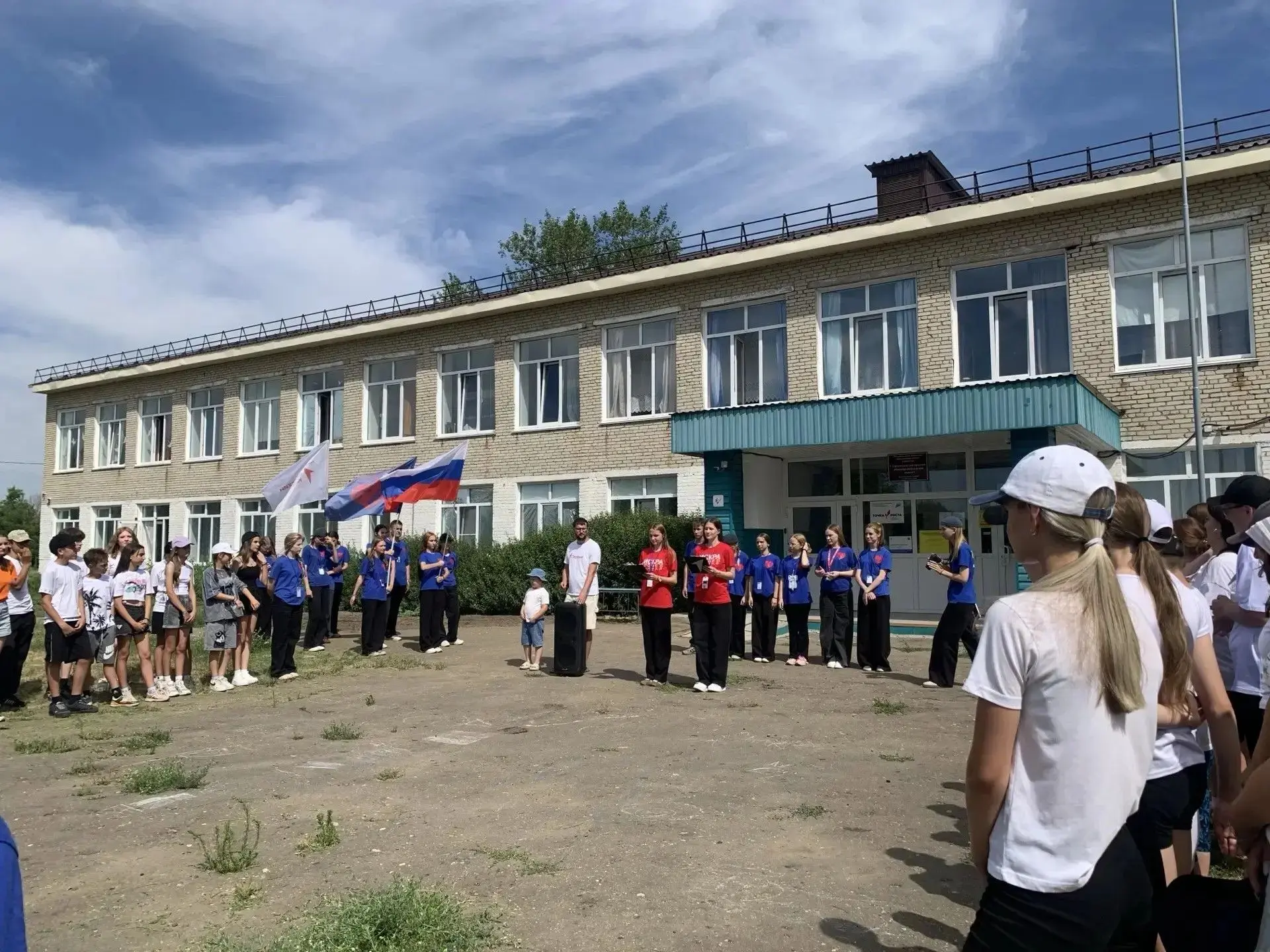 📌Ученики нашей школы вместе с советником директора по воспитательной работе Глуховеровой Ю.М. 🧑‍🏫