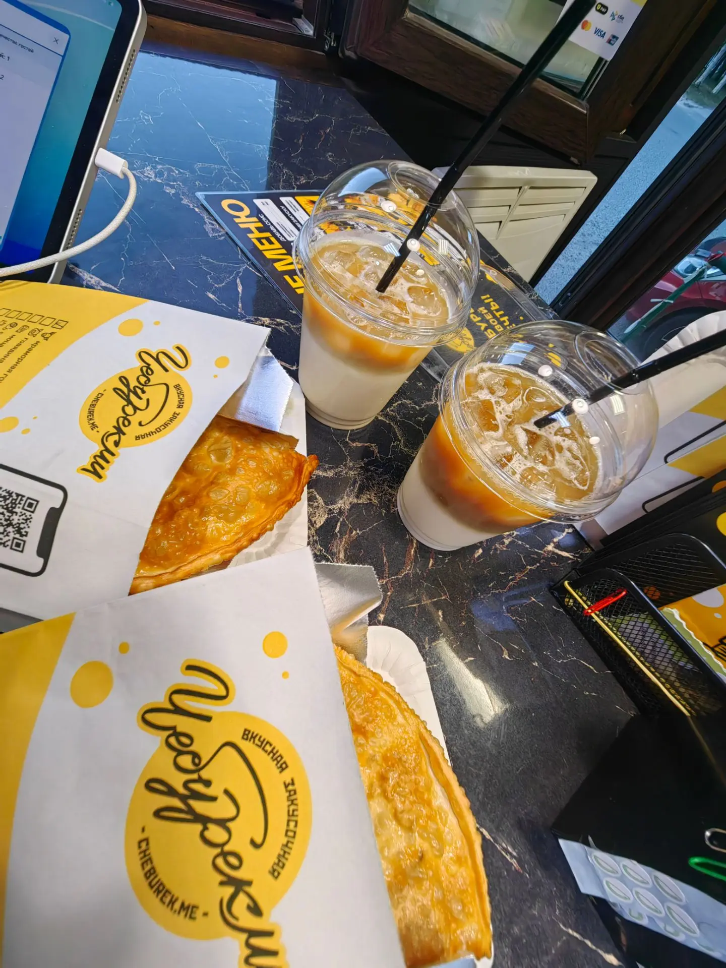 2 мясных комбо (чебурек с мраморной говядиной + айслатте, за 350 ₽).
