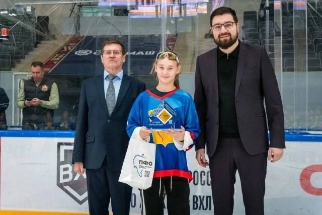 Турнир «Хрустальная тиара» в Кирово‑Чепецке определил лучших среди женских хоккейных ко...