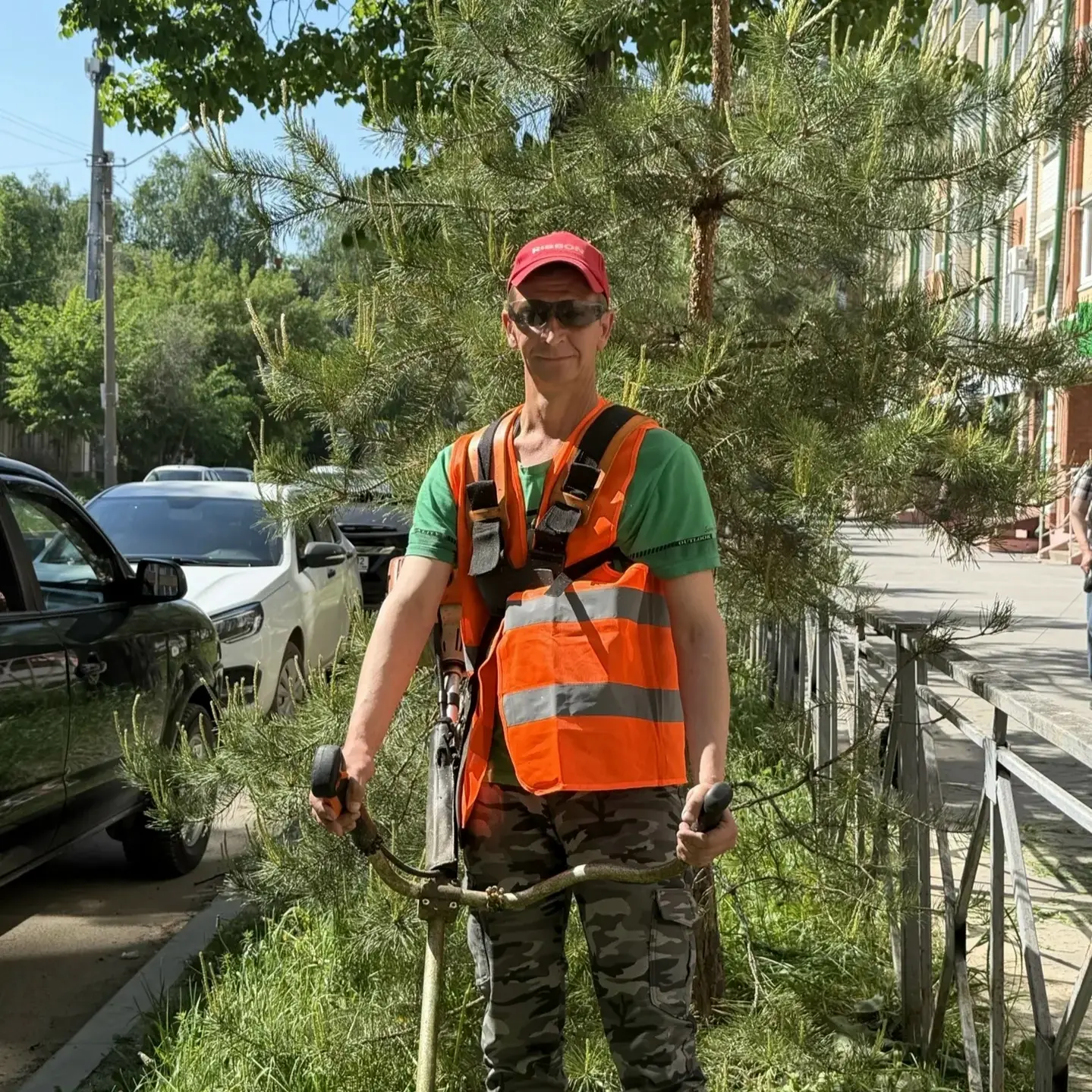 Доброе утро, любимая Йошкар-Ола!  Пока город только просыпается, те, кто делает его красивым, уже в 