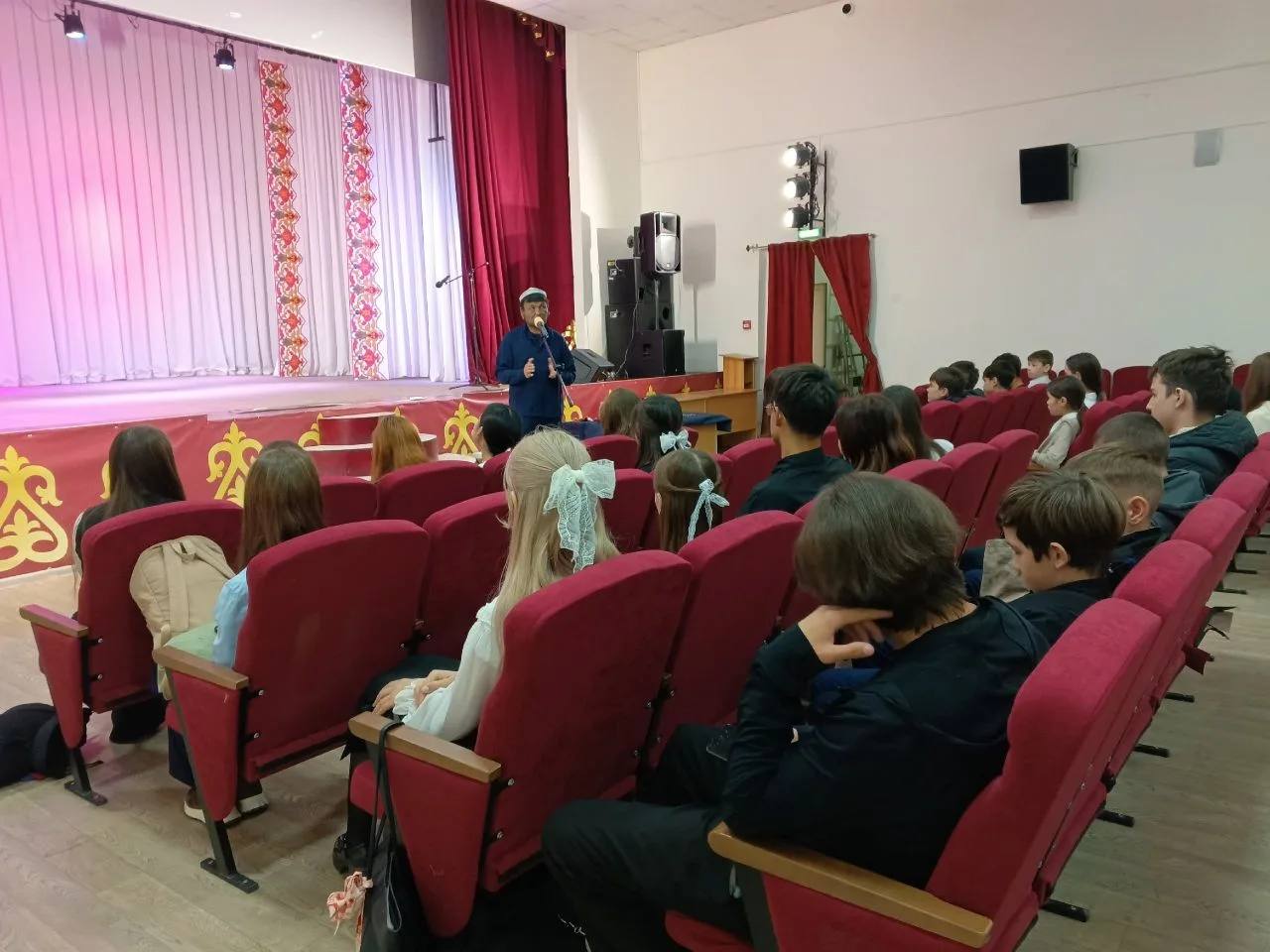 В Районном Доме культуры для юных ценителей музыки распахнул свои двери мастер-класс, п...