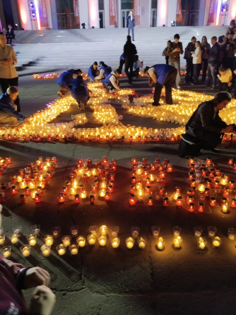 🕯 «Свеча памяти»: благодарность за подвиг предков.  Вчера педагоги лицея вместе со своими детьми при