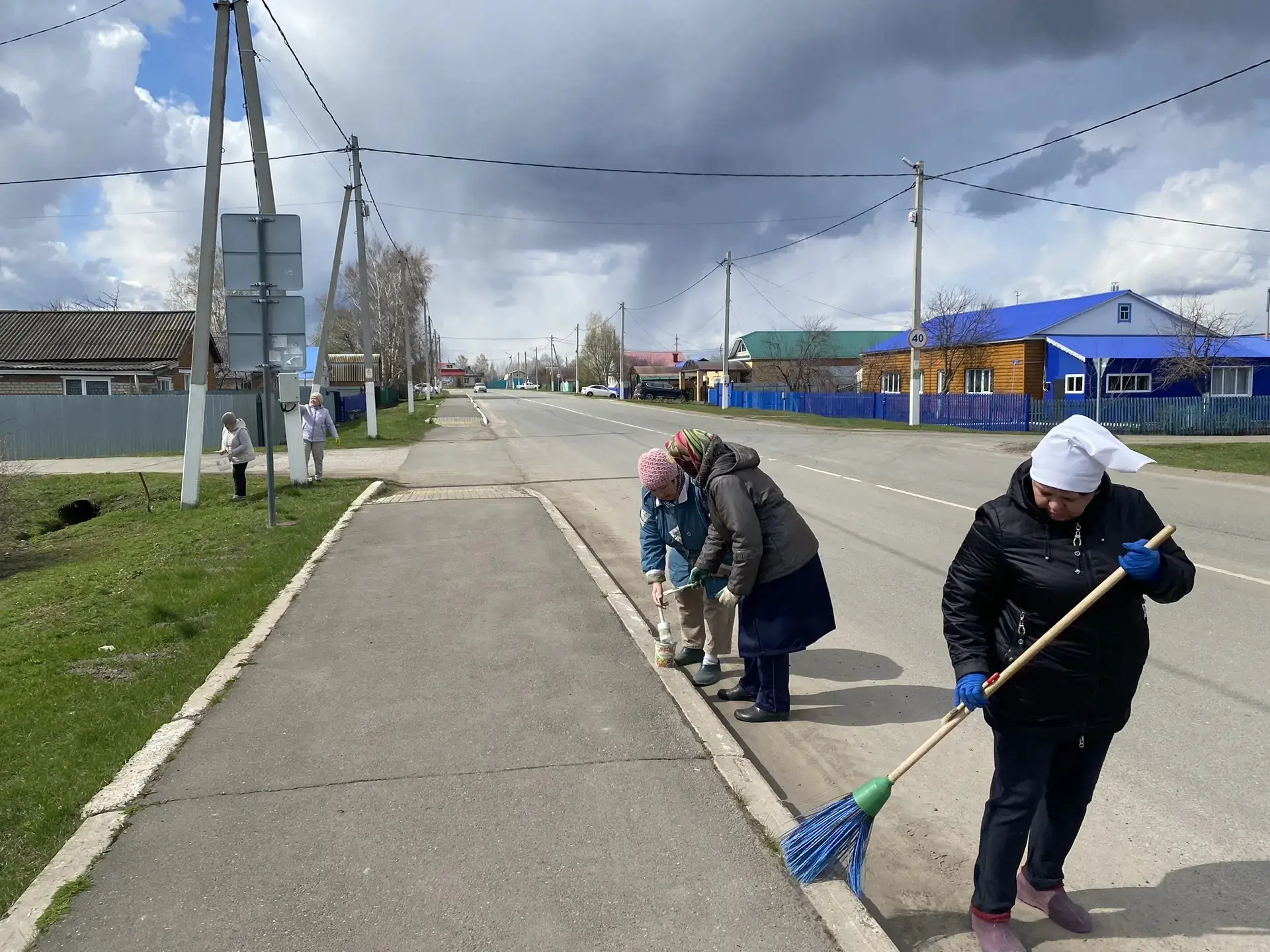Наши сотрудники приняли участие в субботнике на закрепленной территории. Они взялись за работу с отв