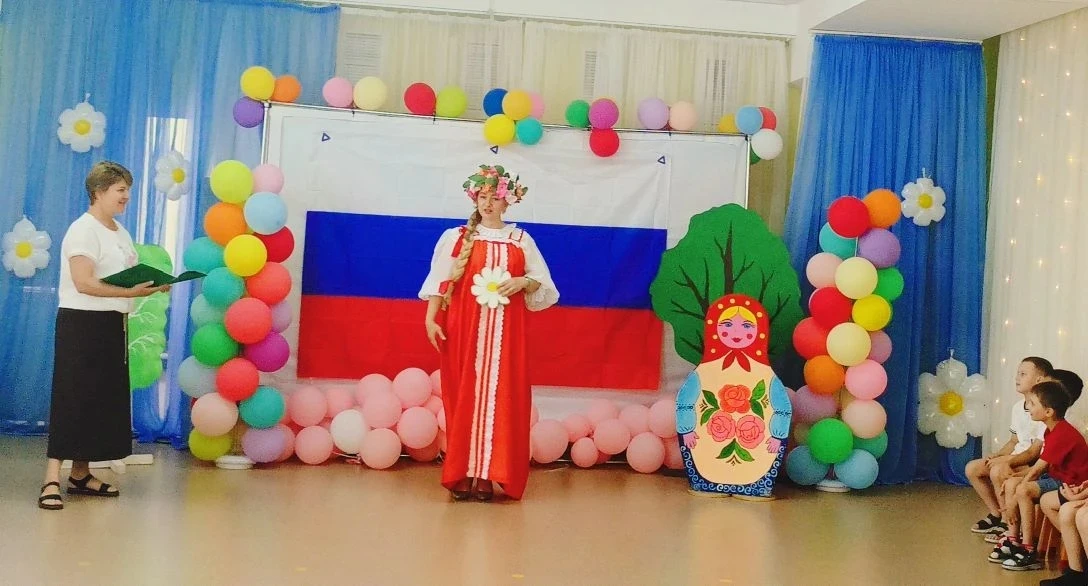 Нам праздники для радости даны,
Мы знаем их немало, самых разных,
Но день России, день родной страны