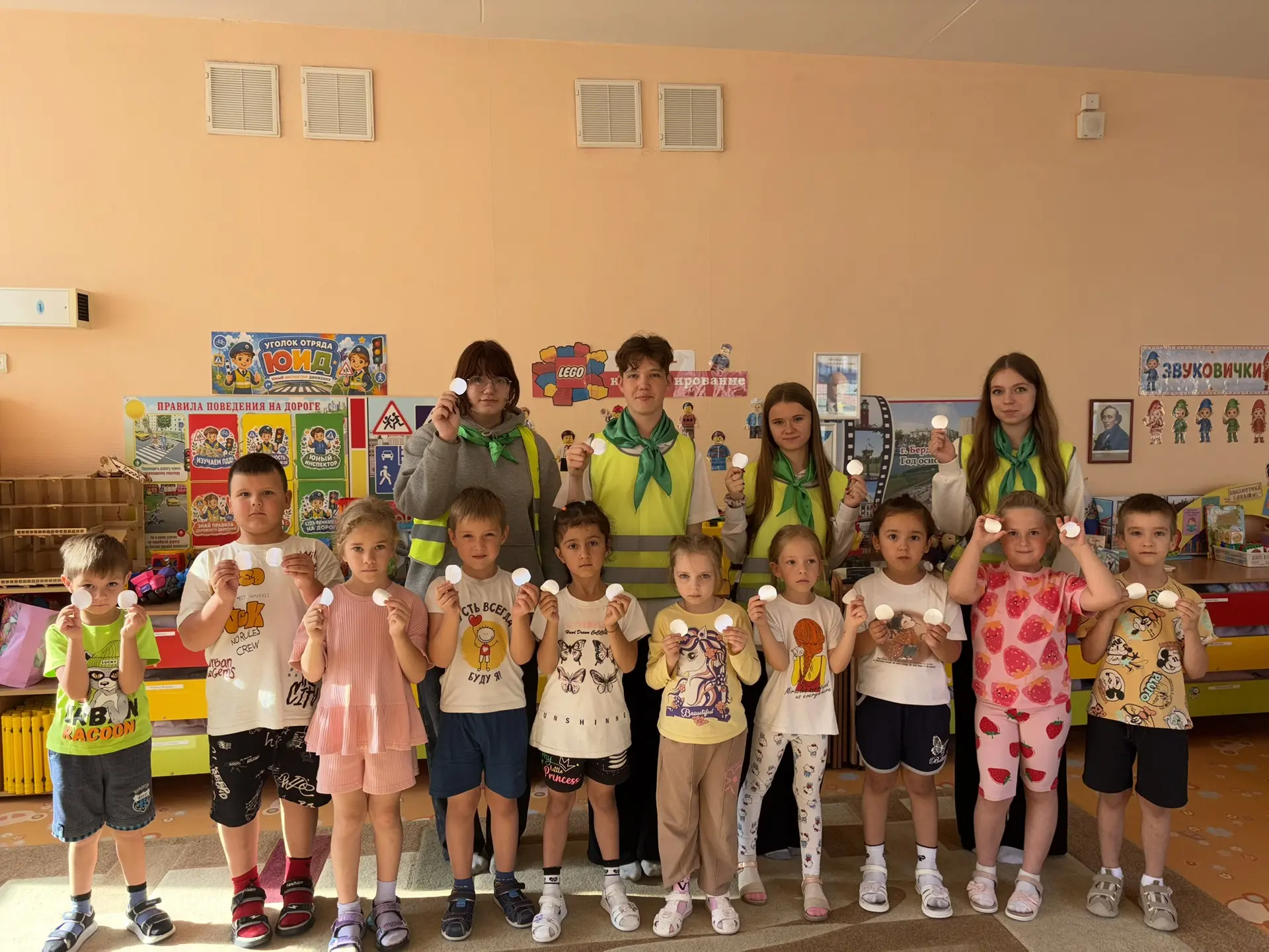 🚦 Отряд ЮИД «Крутой поворот» в гостях у детского сада «Рябинка»! 🚸