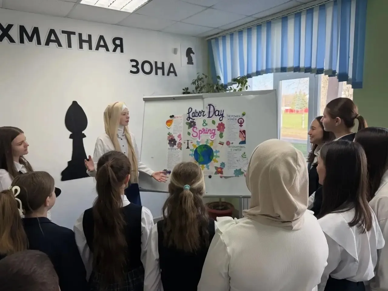 🥳Школьный клуб дипломатии и активисты первичного отделения Движения Первых празднуют Май!🥳  👥Ребята 