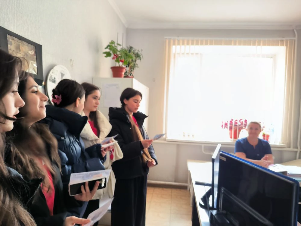 🚑 Представители Движения Первых МБОУ СОШ №9 посетили станцию скорой медицинской помощи с поздравител