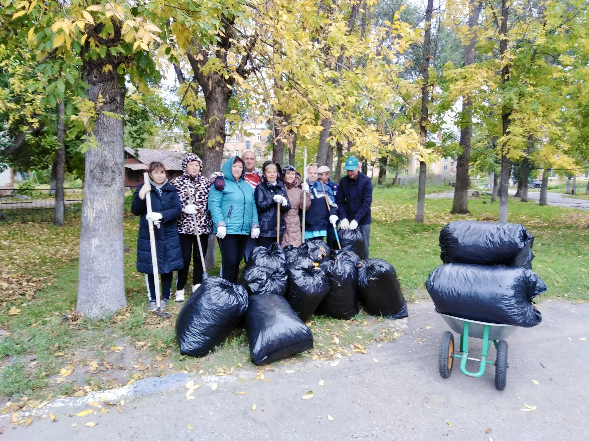 Санитарная пятница!                                      Дружным коллективом продолжаем...