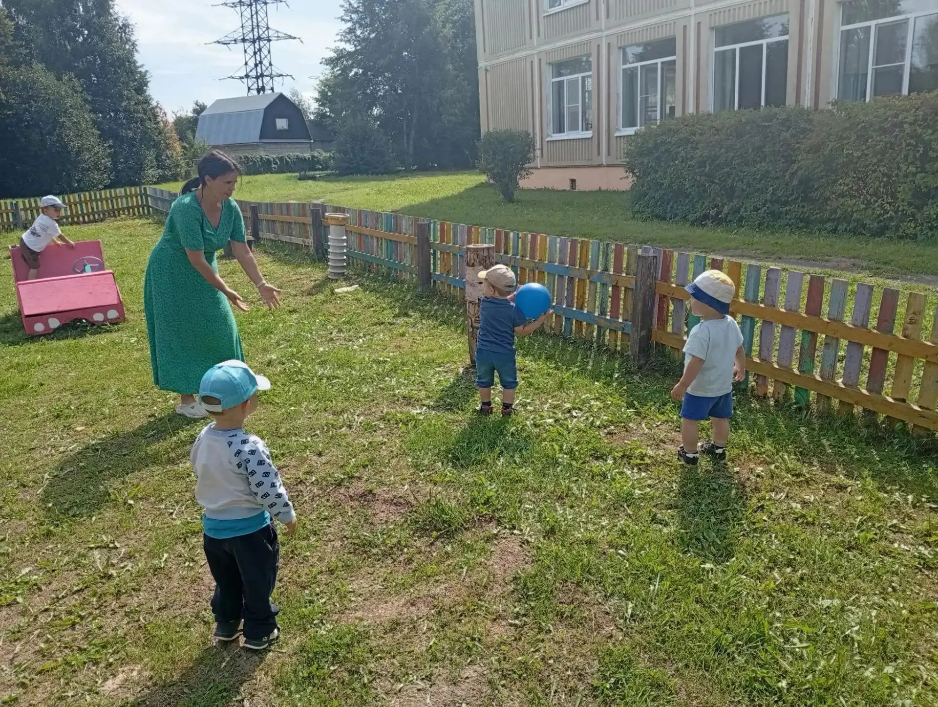 Дети 2-3 лет чрезвычайно активны. Свою активность они проявляют в многократно повторяющ...