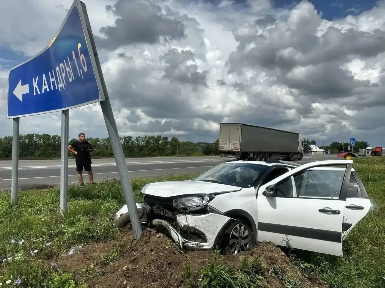 Около Кандров водитель уснул за рулем и влетел в дорожный знак😱