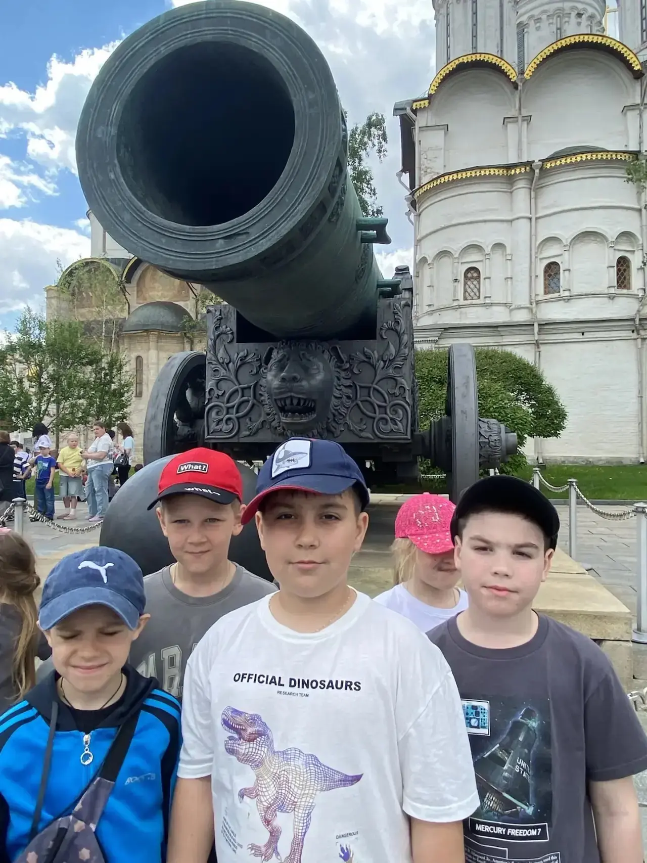 🌟 16 мая ученики 2а, 1б, 3а и 3б классов побывали на экскурсии в Московском Кремле.  Ребята прошли п