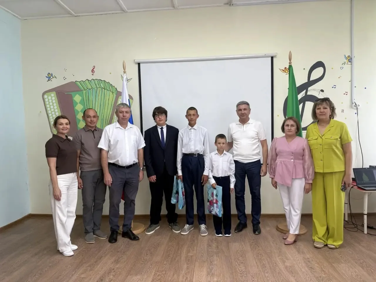 Чуракай мәктәбендә «Мәктәпкә әзерләнергә булыш» акциясе кысаларында район башлыгы Ленар...