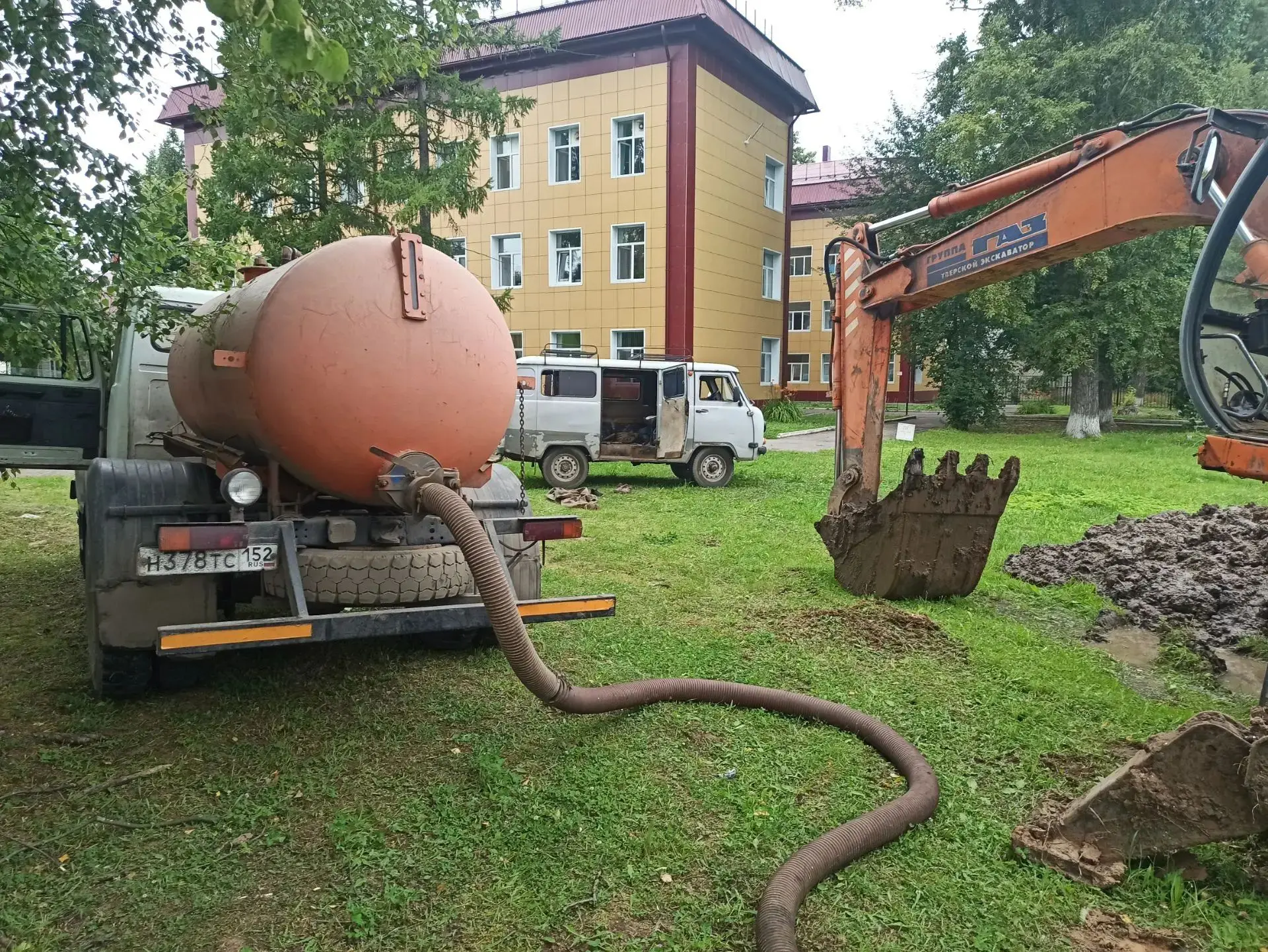 Устранение прорыва на системе ХВС ул Революционная 34 а . Работа по заявкам.
