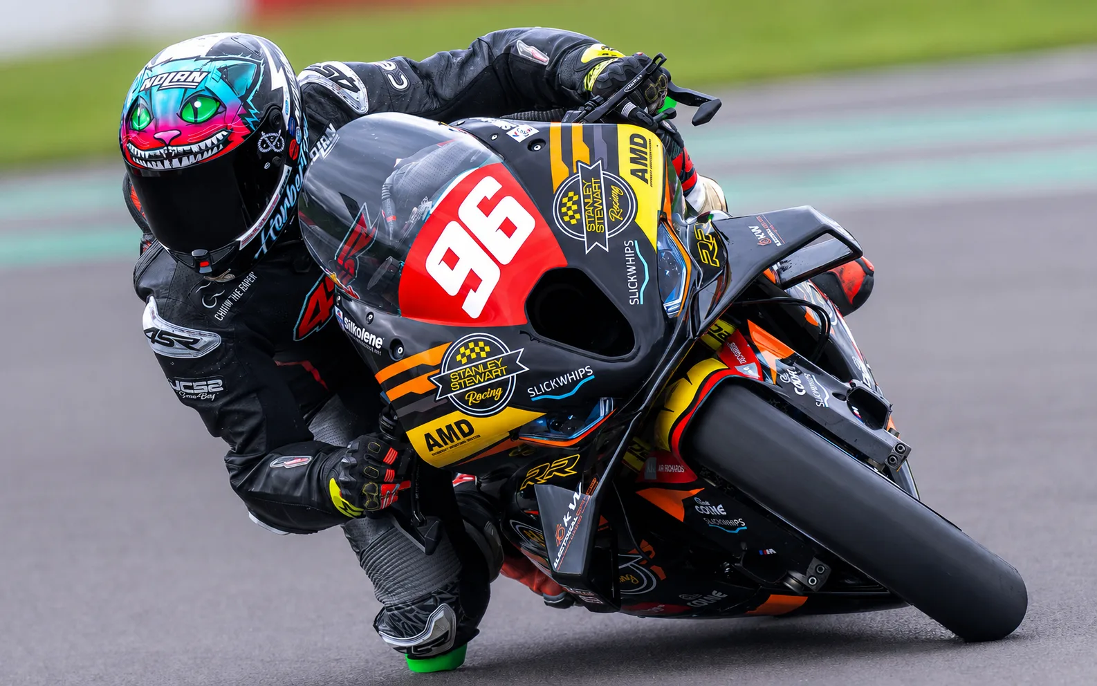 Nolan переносит дух и яркую атмосферу гонок Isle of Man TT на городские улицы. Теперь в...