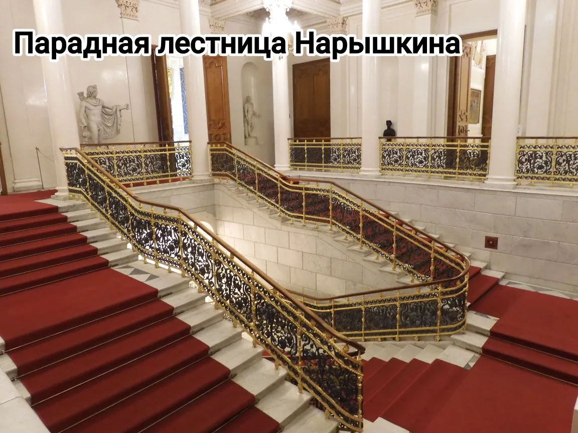 Почему в Петербурге парадные , а не подъезды? Вглядитесь, пожалуйста, в эти фотографии ! Разве други