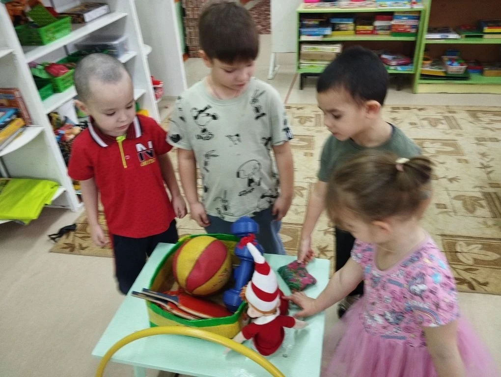 Познавательное развитие.
Занятие по ознакомлению с окружающими миром "Буратино - физкультурник".